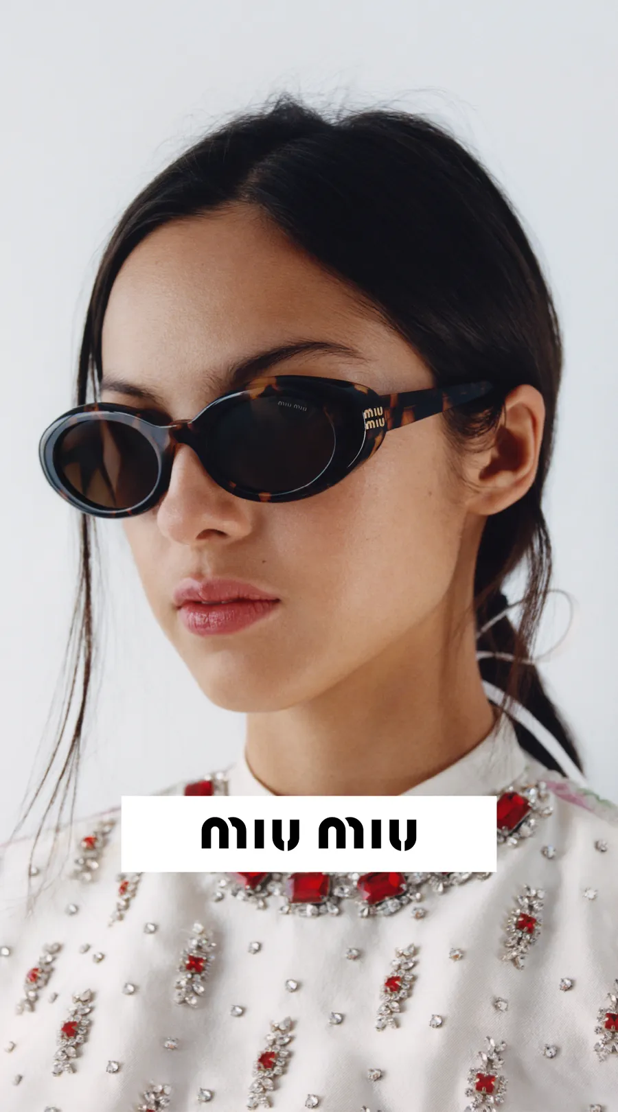 Sonnenbrille, ovale Gläser, schwarzer Rahmen, Tortoisefarben Rahmen, Logo am Bügel