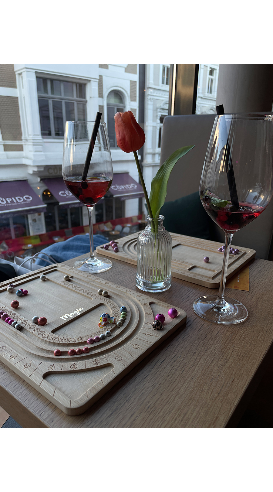 weinstuhl, weinglas, lila, tischdekoration, brettspiel