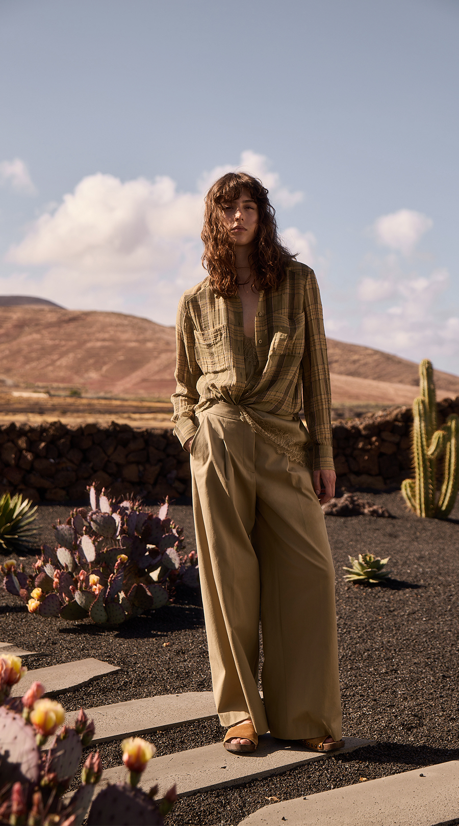 Plaidhemd, Beige Hose, Weite Beinweite, Casual-Outfit, Wüstenlandschaft