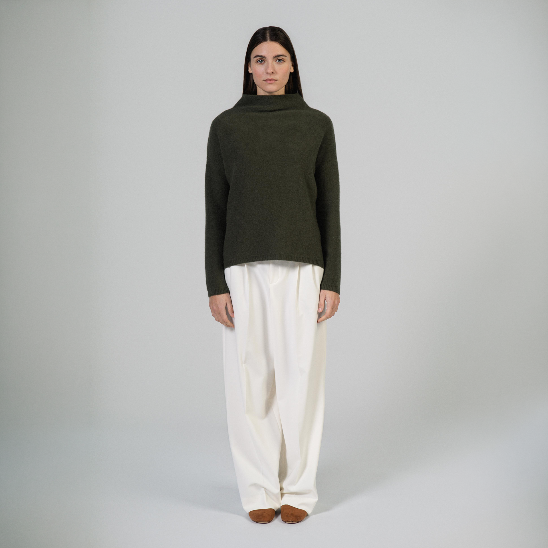 Wollpullover, Rollkragenpullover, dunkelgrün, Langarm, cremeweite Hose