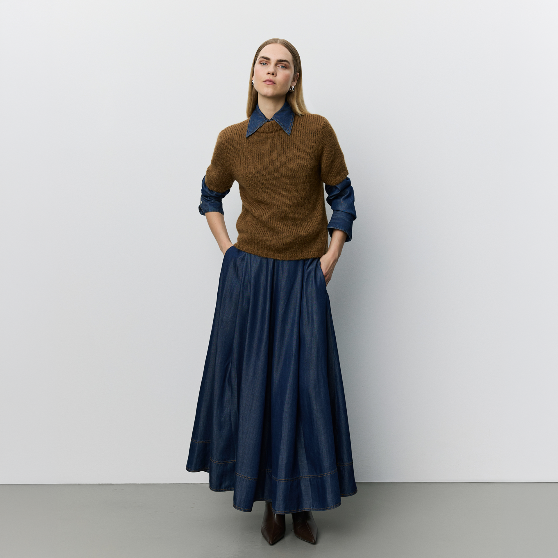 Knitted top, brauner Pullover, Denimkragen, Maxirock, Denimrock