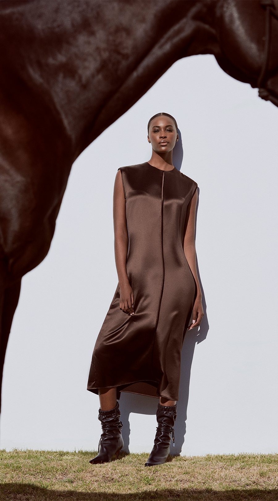 Satin-Vestidos, Midi-Kleid, Braunes Kleid, Ärmellos, Stiefeletten