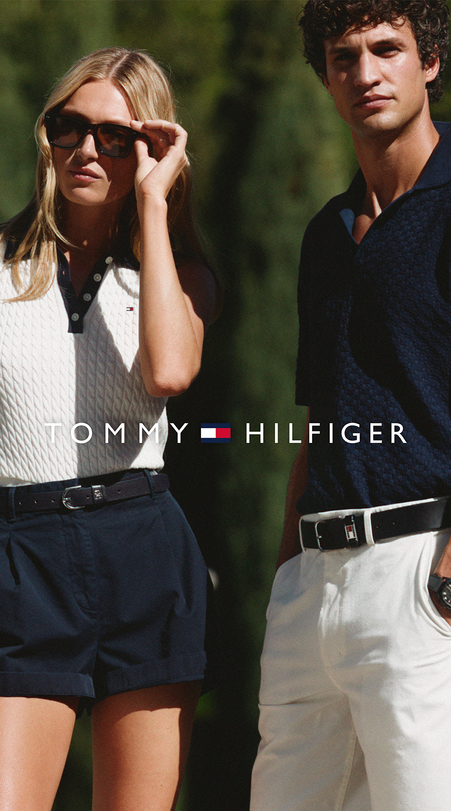 Sonnenbrille, Polo-Strick, weißes Oberteil, marineblaue Shorts, Gürtel